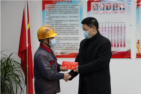 集團公司黨委委員、副總經(jīng)理胡新付到公司走訪慰問